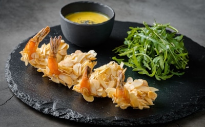 Миндальный хруст и морская нежность: закуска, которая превращает креветок в кулинарный шедевр