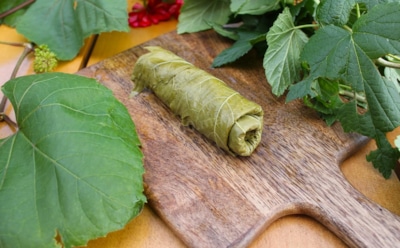 Виноградные листья в соусе: заготовка, которая превращает зимнюю долму в шедевр