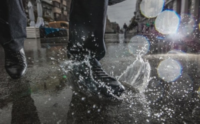 Мокро не будет: как сделать обувь неуязвимой для дождя