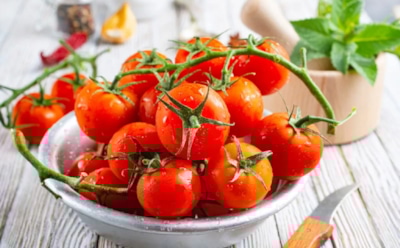 Базилик против скуки: рецепт черри в маринаде, от которого зимой не оторваться