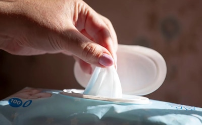 Чистота с побочным эффектом: чем обычные влажные салфетки опасны для детей