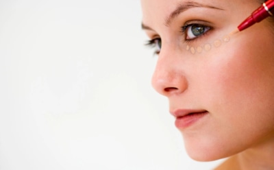 Загадка свежего взгляда: визажисты раскрыли секрет использования антисерна для идеального тона