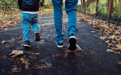 Движение вместо режима: почему простые шаги между делами работают лучше, чем спорт по расписанию