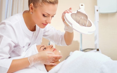 Красота стареет быстрее технологий: какие косметические процедуры уже пора забыть навсегда