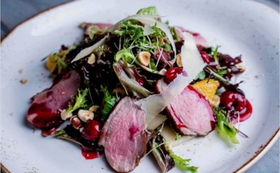 Не салат — натуральный соблазн: это угощение из утки дарит тепло и уют любому застолью