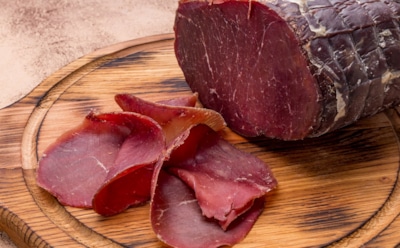 Настоящий деликатес без коптильни: как приготовить сыровяленое мясо сухим способом