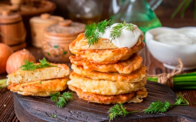 Деликатес на самый скудный бюджет: от этих оладий вас будет не оторвать