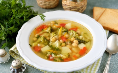 Постный, но роскошный: брокколи с нутом докажут, что овощной суп может быть праздничным