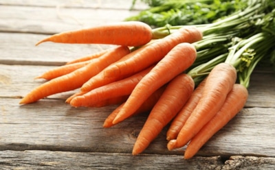 Огородный лайфхак из холодильника: полей этим морковь — и урожай удивит вкусом