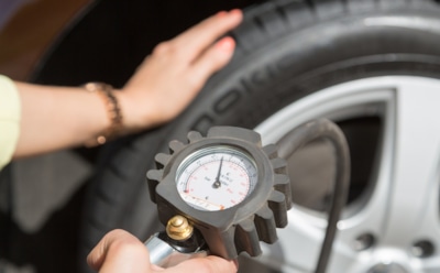 Когда воздух сжимается — включай разум: как правильно подкачать шины зимой без ошибок