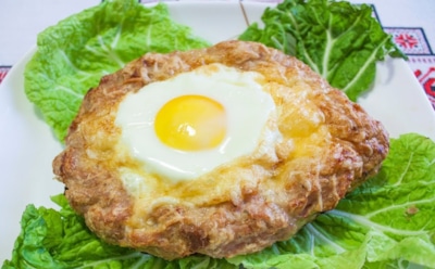 Домашний шницель, который удивит гостей: нежное мясо и яичная сердцевина в одном идеальном дуэте