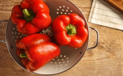 Целый перец — кулинарная магия: старинный рецепт лечо по-цыгански, где вкус рождается внутри плода