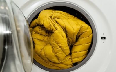 Зимний лайфхак в действии: как вернуть пуховику объем и лоск без капли профессиональной химии