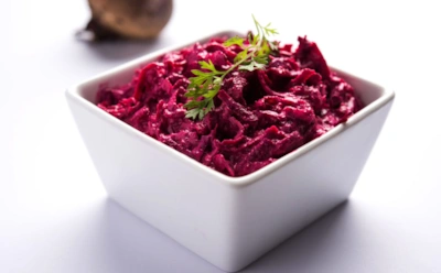 Свекла, брусника и чеснок — вот и весь рецепт салата, который бодрит, лечит и украшает стол