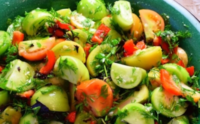 Когда помидоры не дозрели — время для шедевра: маринуем зеленые плоды с цуккини по-домашнему