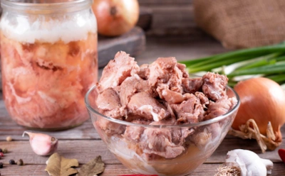 Тушенка против свежего мяса: диетолог объяснила, когда консервированное мясо может быть полезным