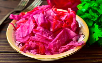 Маринад без маринада: секрет заварной капусты со свеклой, которую не нужно варить и квасить