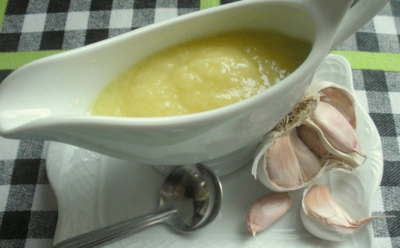 Аппетит с первого вдоха: классический чесночный соус, который оживит мясо, овощи и даже хлеб
