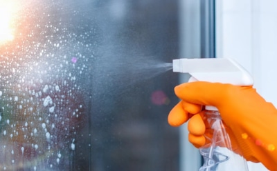 Прозрачность без разводов: простой осенний рецепт для чистых окон из подручных ингредиентов