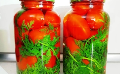 Когда ботва важнее специй: оригинальный способ маринования томатов с неожиданным ароматом свежести