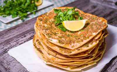 Пицца по-турецки: как приготовить лахмаджун с сочной начинкой и ароматом Востока