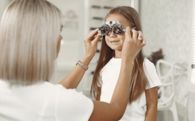 Свет режет глаза: врач рассказал, как распознать проблемы со зрением у школьников