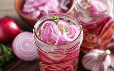 Обычный лук — необычный результат: простая заготовка, которую стоит попробовать этой зимой