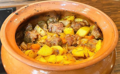 Глиняный горшочек порой творит чудеса: попробуйте это нежное жаркое, от которого пахнет праздником