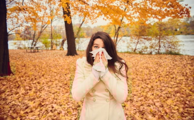 Почему вирусы любят осень: врач назвал 4 фактора, которые ослабляют организм