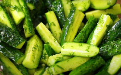 Лето ушло, но не стало прощаться: с этим салатом ваши гости и зимой будут чувствовать теплое солнце