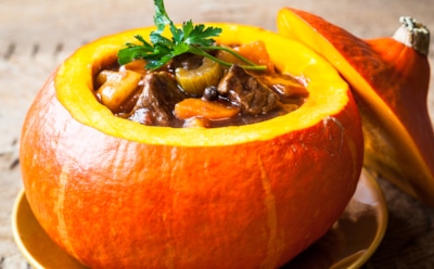 Легкое движение руки — и тыква становится кастрюлей: эффектное жаркое, от которого невозможно отвести взгляд