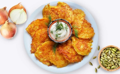 Добавьте красок вместо скучной картошки: такие драники и смотрятся празднично, и уплетаются за милую душу