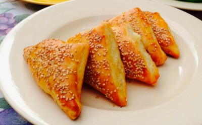 Золотистые треугольники счастья: бурекасы с сыром и баклажанами — пирожки по-израильски