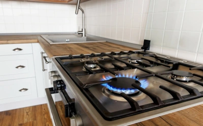 Никакой возни и химии: простой способ вернуть блеск решеткам газовой плиты за ночь