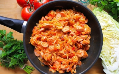 Такая простота покорит даже гурманов: эта капуста с сосисками не приестся никогда