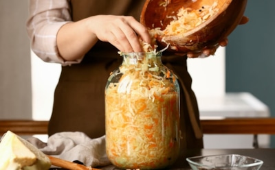 Соль, гнет и температура: как избежать ошибок при квашении капусты и сохранить правильный вкус