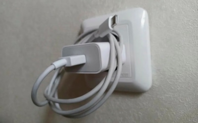 Маленький блок с большим риском: что скрывается за безобидной привычкой не вынимать зарядку из розетки