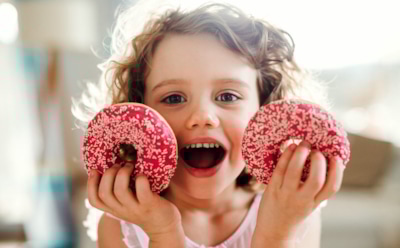 Сладости без последствий: стоматолог рассказала, как защитить зубы и не лишиться удовольствия