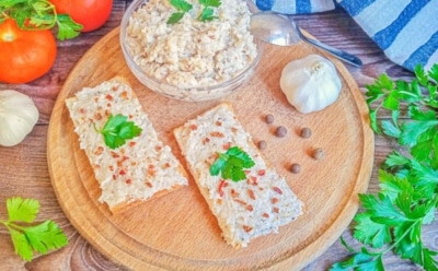 Масло превращается в шедевр: рецепт бутербродной намазки с перцем и зеленью для идеального завтрака