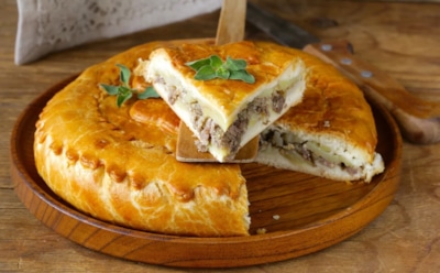 Бюджетно, сытно и вкусно: домашний пирог с картошкой и печенью для обеда всей семьи