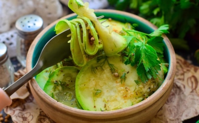 Вечером застолье — эти кабачки точно не подведут: универсальная заготовка с чесноком и хреном для идеального зимнего стола