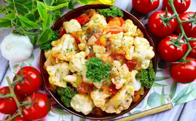 Постный шедевр без компромиссов: салат с цветной капустой и томатами, полный вкуса и пользы