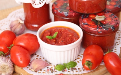 Привычная пикантность — теперь без агрессии: попробуйте томатный соус с листьями хрена как мягкую альтернативу хреновине