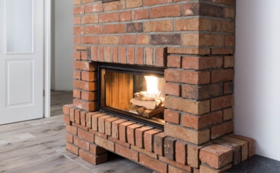 Налет в дымоходе исчезает без скребков: бросьте это в раскаленные угли — и увидите эффект сами