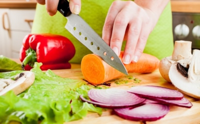 Нож решает судьбу блюда: как нарезка овощей влияет на вкус и аромат салата