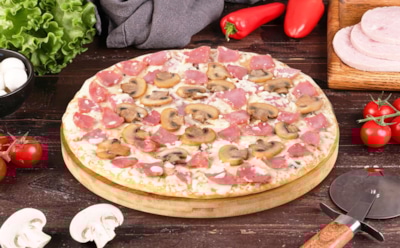 Пицца, которая всегда побеждает голод: приготовьте этот классический вариант — и аромат заполнит весь дом