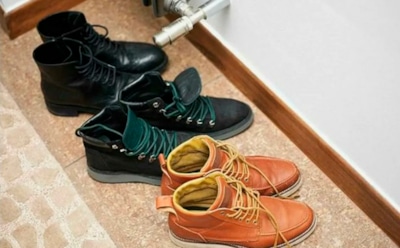 Народный прием спасает стопы, даже если носки тонкие: с этой хитростью ноги остаются теплыми в самый промозглый день