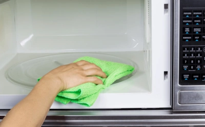 Когда техника убирается сама: этот способ избавляет микроволновку от жира и запахов без мучений и химии
