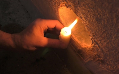 Этот геморрой решить легко — ставьте свечку: простой способ просушить погреб