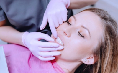 Красивая улыбка — это далеко не всё: почему исправление прикуса важно взрослым не меньше, чем детям